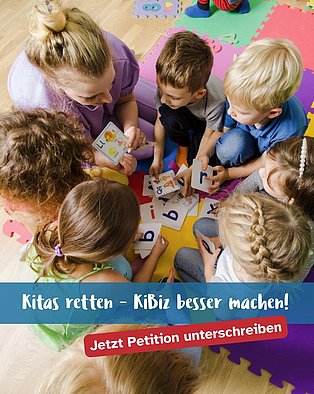 Eine Frau und mehrere Kinder spielend auf dem Boden sitzend