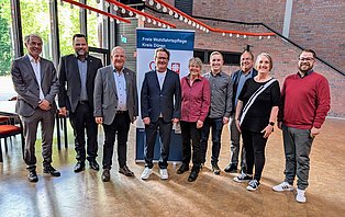 Vertreter*innen der Organisationen des „Arbeitskreises Freie Wohlfahrtspflege“ im Kreis Düren mit den Kandidaten für Stadt und Kreis Düren