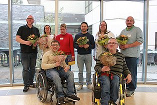 Gewählte Mitglieder mit Blumenstrauß