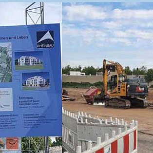 Ein Baustellenschild vor einer Baustelle. Man sieht ein Gelände, auf dem die ersten Erdarbeiten zu sehen sind