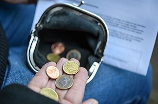 Geldbörse mit verschiedenen Geldstücken
