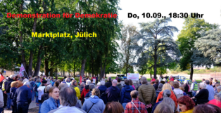 Viele Menschen auf einer Wiese im Grünen