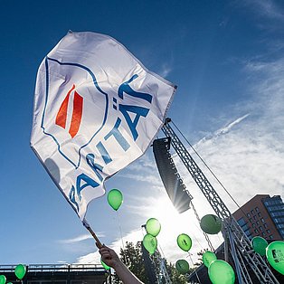 Eine Fahne des Paritätischen NRW vor einem blauben Himmel